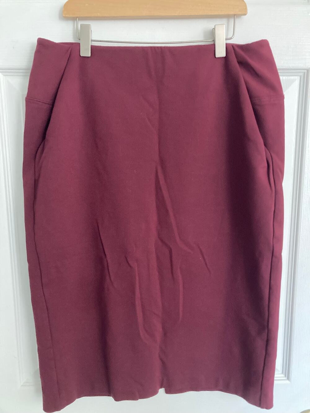 Halogen - Corporate Chic Classic Burgundy Ponte-Knit Pencil Skirt w/Pockets - M
